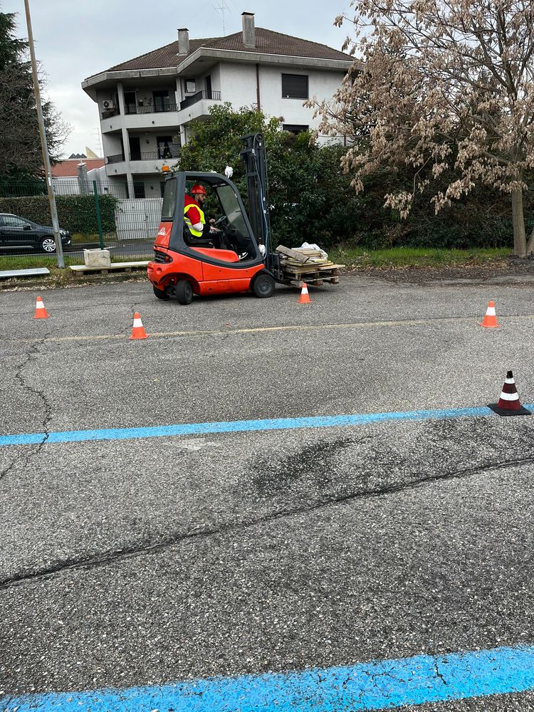 Studente del corso carrelli elevatori mentre pratica